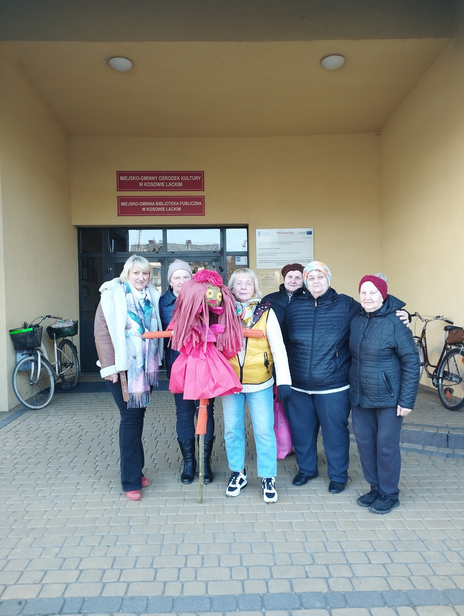 Zdjęcie grupy "KREATYWNI" wyruszający topić Marzannę